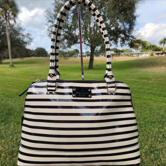 KATE SPADE BEAUTY!!! Like new condition - Picture 2 of 3